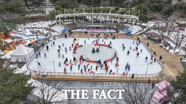 지난해 과천 문원야외스케이트장 운영 모습 /과천시
