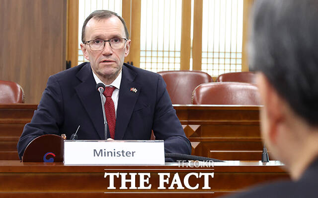 조현 외교부 장관(오른쪽)이 17일 오전 서울 종로구 외교부 청사에서 열린 한-노르웨이 외교장관회담에 참석해 에스펜 바르트 아이데 노르웨이 외교장관과 기념사진을 찍고 있다. /임영무 기자