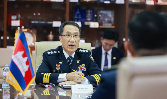 경찰청은 10일(현지시간) 캄보디아 프놈펜에서 캄보디아 경찰청과 '한–캄 경찰청 간 코리아 전담반 설치에 관한 양해각서(MOU)'를 체결하고, '코리아 전담반' 개소식을 열었다고 밝혔다. 사진은 유 직무대행이 지난 9월21일 서울 서대문구 청사에서 열린 캄보디아 경찰청 차장과의 한·캄 경찰 양자 회담에 한국인 대상 스캠(온라인 사기) 범죄 대응과 협력 방안을 논의하고 있는 모습./ 경찰청