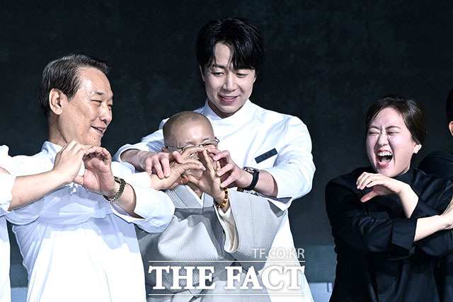 요리사 손종원(왼쪽 세 번째)이 17일 오전 서울 종로구 JW 메리어트 동대문스퀘어에서 열린 넷플릭스 예능프로그램 '흑백요리사: 요리 계급 전쟁 시즌2' 제작발표회에 참석해 포토타임 중 선재스님에게 손하트를 알려주고 있다. /남용희 기자