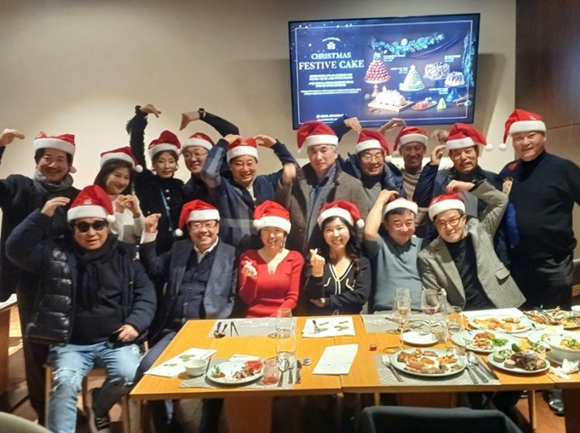 한김회는 김영철 회장이 금산미학한의원 한승섭 원장과 함께 13년째 이끌어온 연예인·스포츠인 친목·후원 모임이다. 사진은 용산드래곤시티에서 가진 연말 정례모임. /한김회