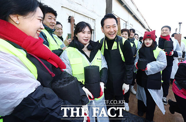 연탄 전달하는 장동혁 대표.