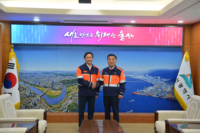 최윤범 고려아연 회장(왼쪽)이 17일 울산을 방문해 김두겸 울산시장과 면담하고, 제련소 투자 계획과 인력 채용 확대 방안 등을 설명한 뒤 기념촬영을 하고 있다. /고려아연