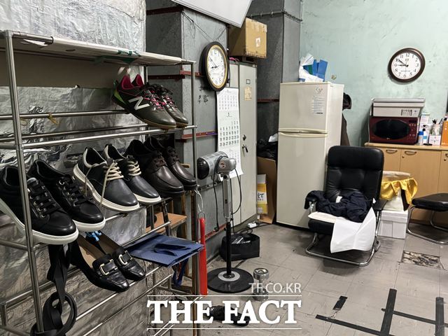 30년 넘은 국회 구둣방은 TV 소리와 구두 땜질하는 소리로 가득했다. 사진은 국회 구둣방에 기자가 요청한 구두가 가지런히 놓여있는 모습(위에서 세 번째 줄). /이하린 기자