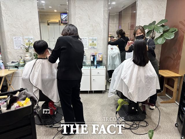 국회 미용실은 오전부터 손님들로 활기찼다. 사진은 기자(오른쪽)가 국회 미용실을 직접 이용하는 모습. /이하린 기자