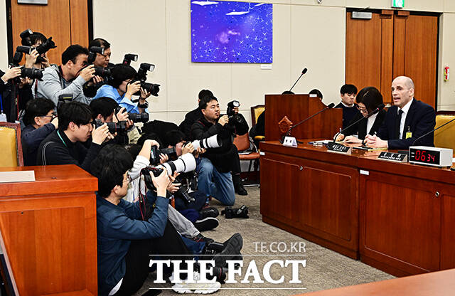 질의에 답변하는 해롤드 로저스 쿠팡 대표이사.