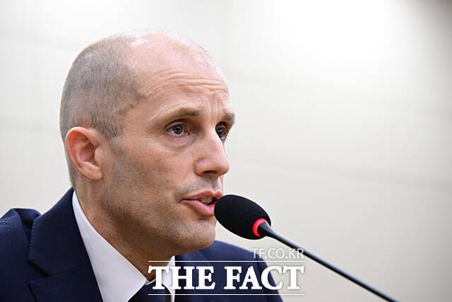 생각에 잠긴 민병기 쿠팡 대외협력 총괄 부사장.