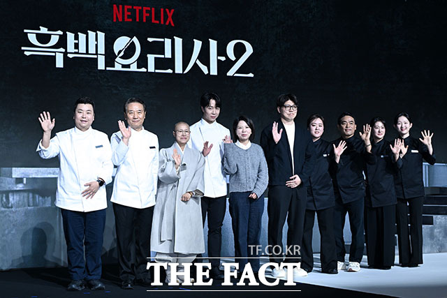 요리사 정호영과 후덕죽, 선재스님, 손종원, 김은지 PD, 김학민 PD, 술 빚는 윤주모, 프렌치 파파, 중식 마녀, 아기 맹수(왼쪽부터)이 17일 오전 서울 종로구 JW 메리어트 동대문스퀘어에서 열린 넷플릭스 예능프로그램 흑백요리사: 요리 계급 전쟁 시즌2에 참석한 가운데, 김학민 PD가 백종원의 논란에 대한 입장을 전했다. /남용희 기자