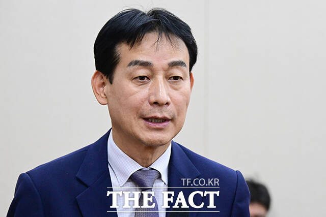 생각에 잠긴 민병기 쿠팡 대외협력 총괄 부사장.