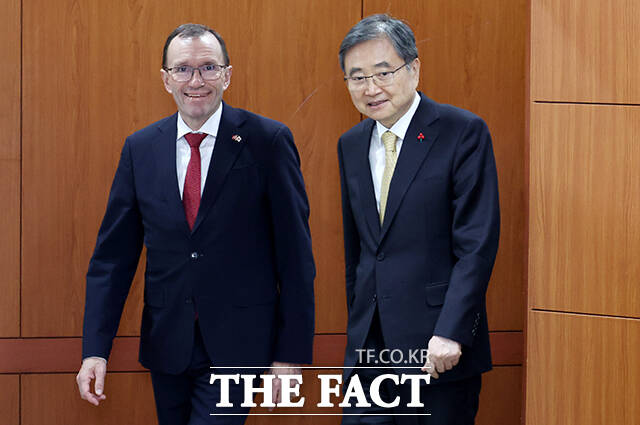 조현 외교부 장관(오른쪽)이 17일 오전 서울 종로구 외교부 청사에서 열린 한-노르웨이 외교장관회담에 참석해 에스펜 바르트 아이데 노르웨이 외교장관과 기념사진을 찍고 있다. /임영무 기자