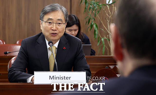 조현 외교부 장관(오른쪽)이 17일 오전 서울 종로구 외교부 청사에서 열린 한-노르웨이 외교장관회담에 참석해 에스펜 바르트 아이데 노르웨이 외교장관과 기념사진을 찍고 있다. /임영무 기자