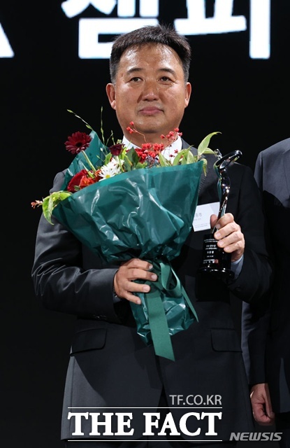 모중경이 지난 2023년 KPGA 대상시상식에서 챔피언스투어 우수선수상을 수상한 뒤 포즈를 취하고 있다./KPGA