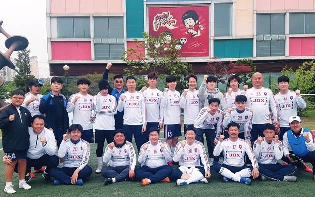 수원 망포동 박지성축구센타에서 친선경기를 가진 뒤 기념사진을 찍은 FC서울스타즈연예인축구단. 사진 위는 2017년 말레이시아 쿠칭에서 열린 자선축구 경기와 2023 오사카 엑스포 성공 기원 자선경기. /한김회