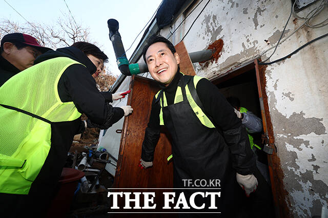 장동혁 국민의힘 대표가 17일 경기 고양시 화전마을에서 '청년과 함께 따뜻한 겨울나기' 연탄 배달 봉사활동에 나서고 있다. /고양=남윤호 기자