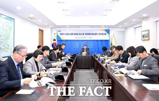 김경일 경기 파주시장(가운데)를 비롯한 관계자들이 지난 16일 ‘파주시 시청사 증축 타당성조사 및 기본계획 수립용역’ 착수보고회를 개최하고 있다. /파주시