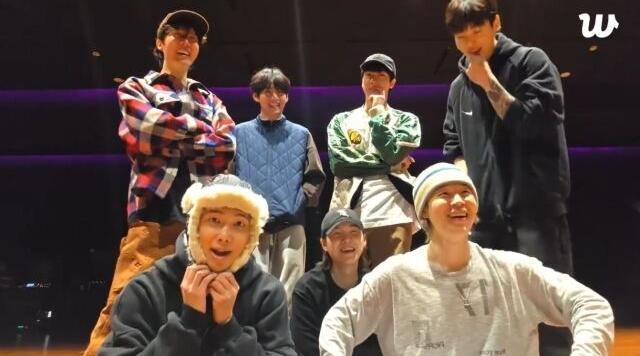 그룹 방탄소년단이 라이브 방송을 통해 멤버 근황과 새 앨범 발매 일정 등을 밝혔다./위버스 캡처