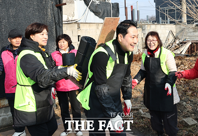장동혁 국민의힘 대표(가운데)가 17일 경기 고양시 화전마을에서 청년과 함께 따뜻한 겨울나기 연탄 배달 봉사활동에 나서고 있다. /남윤호 기자