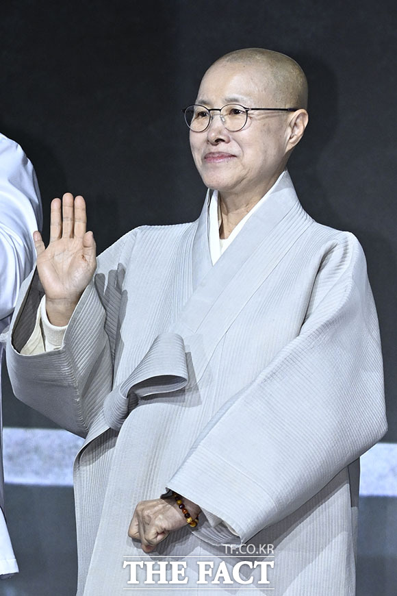 취재진의 질의에 답하는 선재스님.