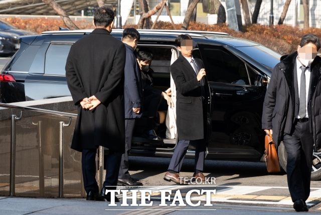 해외에서 명품 시계를 선물 받고 세관에 신고하지 않은 혐의로 기소된 양현석 YG엔터테인먼트 총괄 프로듀서가 17일 오후 서울 마포구 서울서부지방법원에서 열린 공판에 출석하고 있다. /박헌우 기자