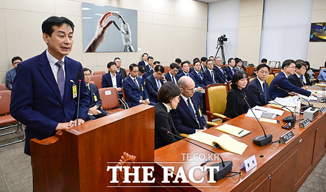 생각에 잠긴 민병기 쿠팡 대외협력 총괄 부사장.