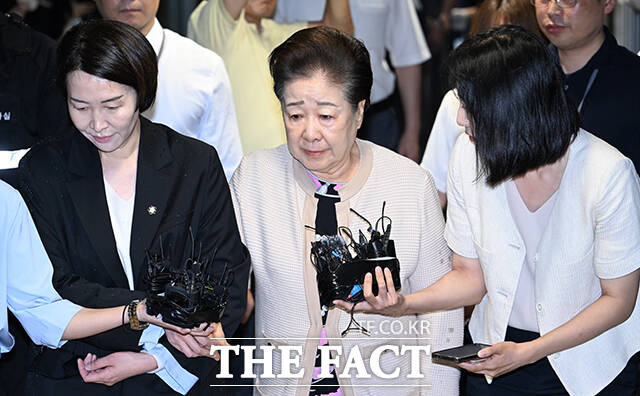 여·야 정치권 인사들의 세계평화통일가정연합(통일교) 금품 수수 의혹을 수사 중인 경찰이 17일 오전 한학자 통일교 총재를 조사 중이다. /박헌우 기자