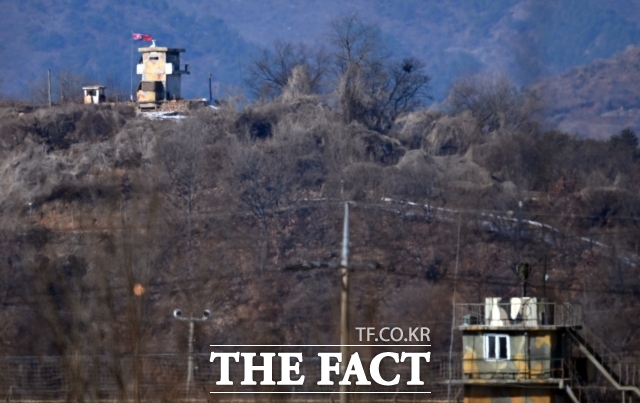 한정애 더불어민주당 의원이 발의한 관련 법안에는 DMZ를 출입하거나 물품·장비의 반출입이 필요한 경우에는 정전협정에도 불구하고 통일부 장관의 허가에 따라 허용하는 특례를 규정한다고 돼 있다. 사진은 경기도 파주시 탄현면 일대에서 남한군 초소 너머로 보이는 북한군 초소. /이새롬 기자