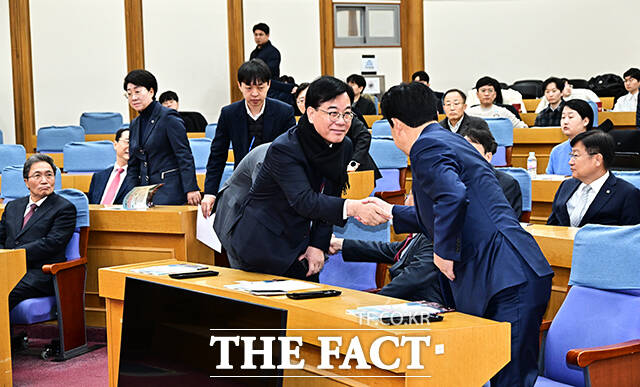 복기와 더불어민주당 의원과 악수하는 송언석 국민의힘 원내대표.