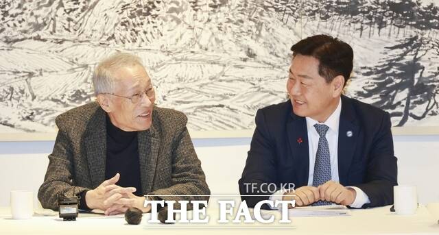 17일 서울시 중구 달개비 콘퍼런스에서 열린 칼라 문화재단 출범 기자회견에서 황석영 작가(왼쪽)와 김관영 전북도지사가 환담을 나누고 있다. /전북도