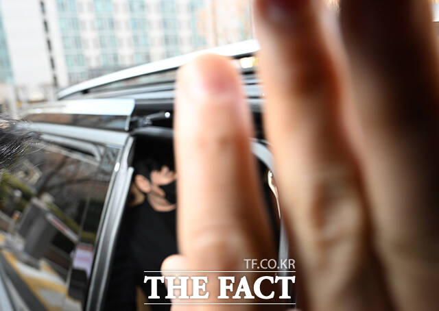 양현석 프로듀서가 공판을 마치고 차량에 탑승한 가운데 경호원이 취재진의 카메라를 손으로 가리고 있다.