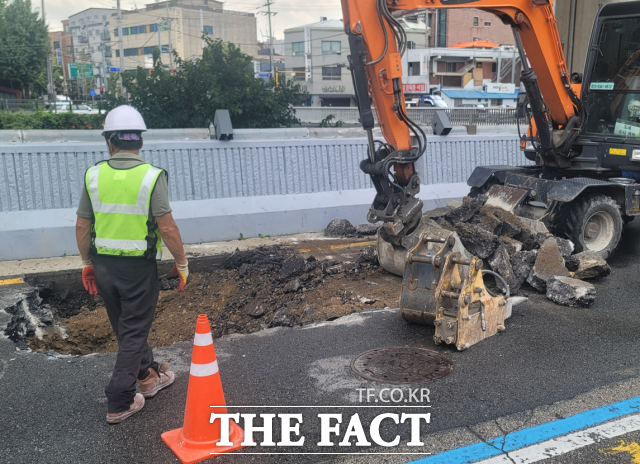 서울 성북구가 도로 함몰의 주요 원인으로 지목되는 노면 하부 공동을 선제적으로 탐지하고 사고를 예방하기 위한 정밀 조사를 마무리했다고 17일 밝혔다. 그 결과, 발견된 노면 하부 공동은 총 35개소였다. /성북구