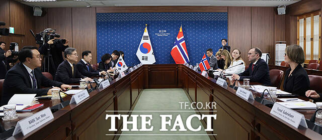 조현 외교부 장관(오른쪽)이 17일 오전 서울 종로구 외교부 청사에서 열린 한-노르웨이 외교장관회담에 참석해 에스펜 바르트 아이데 노르웨이 외교장관과 기념사진을 찍고 있다. /임영무 기자