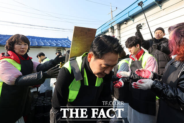 연탄 전달하는 장동혁 대표.