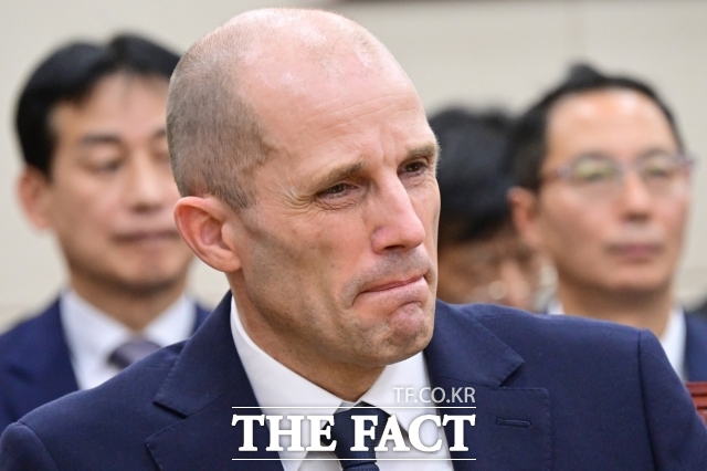 해롤드 로저스 쿠팡 대표이사가 17일 오후 서울 여의도 국회 과학기술정보방송통신위원회에서 열린 쿠팡 침해사고 관련 청문회에 출석해 굳은 표정을 짓고 있다. /남윤호 기자