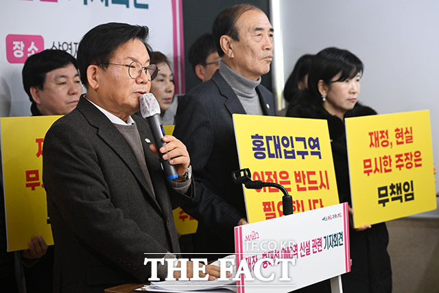 대장홍대선 DMC역 신설 관련 기자회견 열고 입장 밝히는 박 구청장.