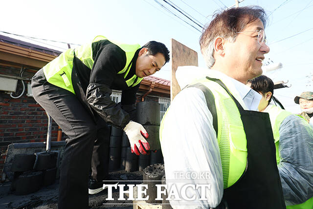 연탄 전달하는 장동혁 대표.