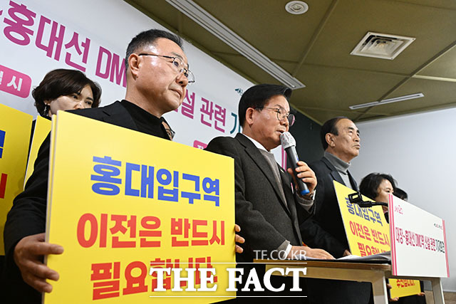 대장홍대선 DMC역 신설 관련 기자회견 열고 입장 밝히는 박 구청장.