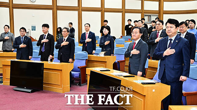 국기에 대한 경례하는 이학재 인천공항공사 사장(왼쪽 세번째)과 윤재옥 국민의힘 의원(오른쪽 두번째).