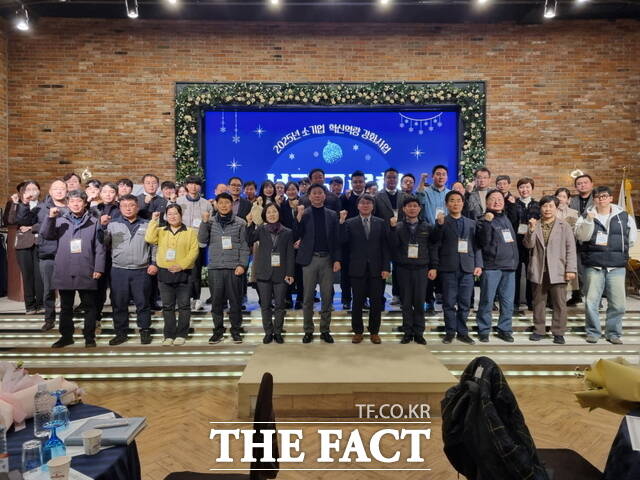 17일 전주시 아름다운컨벤션에서 전북도와 전북도경제통상진흥원은 소기업 혁신 역량 강화 사업 참여 기업 및 협업 기관이 함께하는 성과 교류회를 개최했다. /전북경제통상진흥원