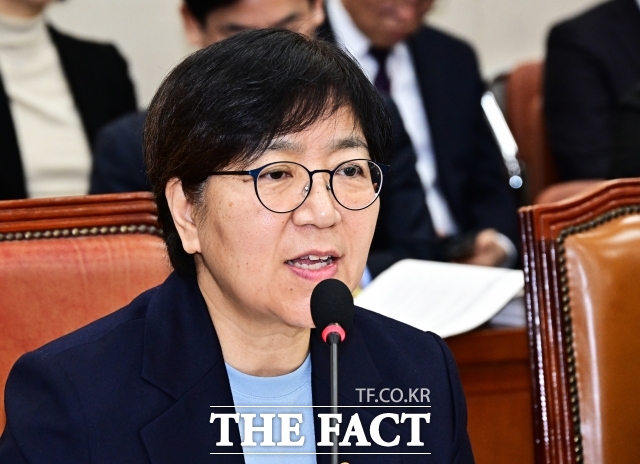 17일 수도권 상급대형병원들이 전국에서 찾아온 외래, 경증환자들에 과도한 비급여 진료를 통해 수익에 집중하고 있어 본래 기능인 중증 치료에 전담하도록 해야 한다는 지적이 나왔다. 특히 상급병원 등 비급여 진료 실태가 국민들에게 알려지지 않고 있어 비급여율과 의료 질을 공개해 국민들이 병원을 선택할 수 있도록 해야 한다는 목소리다. 사진은 정은경 보건복지부 장관이 지난 11월 12일 오전 서울 여의도 국회에서 열린 보건복지위원회 전체회의에 출석해 질의에 답변을 하는 모습. /국회=배정한 기자