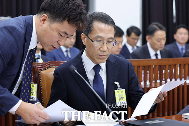 유재성 경찰청장 직무대행은 17일 정부세종컨벤션센터에서 열린 업무보고에서 수사 인력이 부족하다는 이재명 대통령 지적에 기동순찰대 인력을 대폭 줄여 확충하겠다고 했다. /배정한 기자