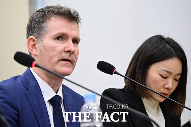 생각에 잠긴 민병기 쿠팡 대외협력 총괄 부사장.