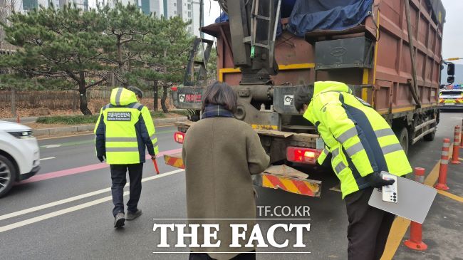 16일 단속반이 불법 튜닝 자동차를 단속하고 있다. /수원시