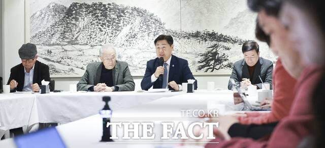 17일 서울시 중구 달개비 콘퍼런스에서 열린 칼라 문화재단 출범 기자회견에서 김관영 전북도지사(왼쪽 세 번째)가 기자들의 질문에 답하고 있다. /전북도