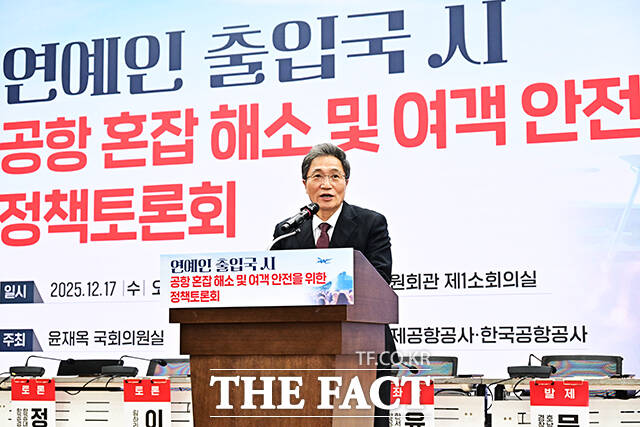 이학재 인천국제공항공사 사장이 17일 오전 서울 여의도 국회 의원회관 제1소회의실에서 열린 ‘연예인 출입국 시 공항 혼잡 해소 및 여객 안전을 위한 정책토론회’에 참석해 인사말을 하고 있다. /국회=배정한 기자