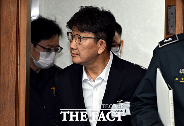 권성동 국민의힘 의원이 3일 서울 서초동 서울중앙지법에서 통일교로부터 불법 정치자금을 수수한 혐의 사건 1차 공판에 출석하고 있다. /사진공동취재단