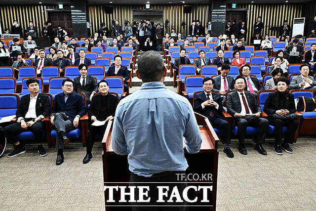 노정태 작가가 17일 오후 서울 여의도 국회에서 열린 국민의힘 정책의원총회에 참석해 강연을 하고 있다. /국회=배정한 기자