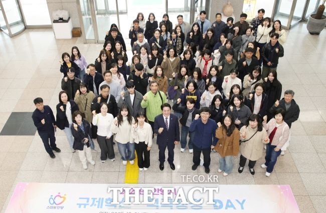 안양시 공무원 규제혁신 적극행정 워크숍 기념촬영 모습 /안양시