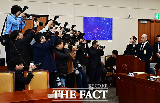 증인선서하는 해롤드 로저스 쿠팡 대표이사.