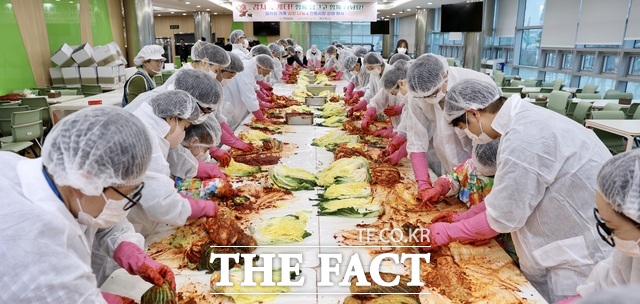 한전KDN이 2025 김치 투게더 김장 나눔 행사를 개최하고 있다./한전KDN