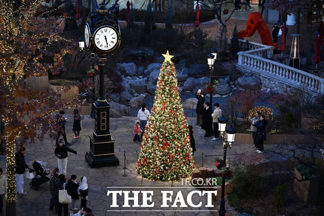 신세계시흥아울렛 크리스마스트리 풍경. /시흥시